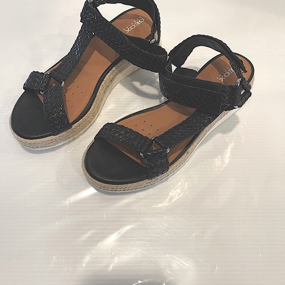 Like New GEOX adjustable strap sandal - Picture 4 of 6